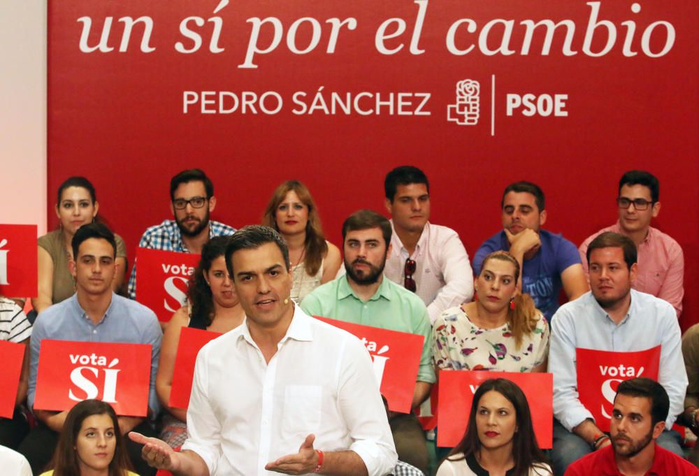 Pedro Sánchez concluye su jornada de campaña en Málaga con un mitin en la Facultad de Derecho de la universidad malagueña.