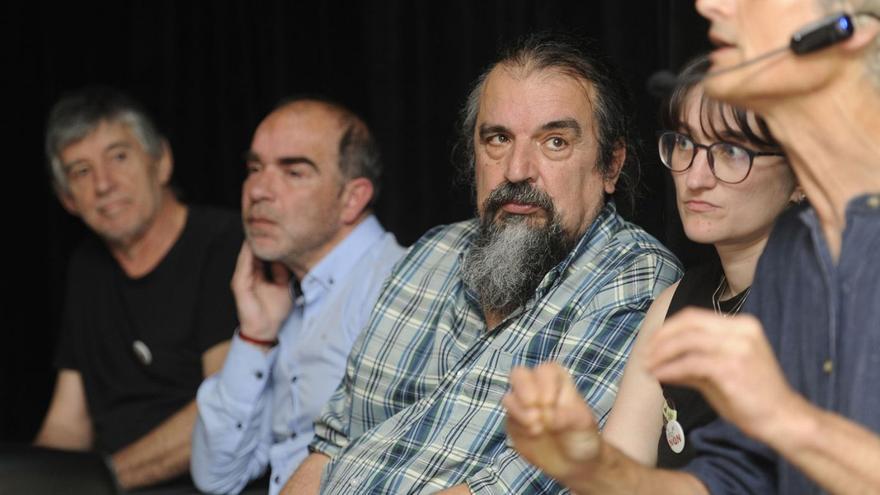 Xoán Castro, flanqueado por Xaquín Rubido, Ramón Barreiro, Mónica Cea e Xurxo Mouriño, durante a charla que os cinco impartiron onte no Círculo de Recreo de Lalín.