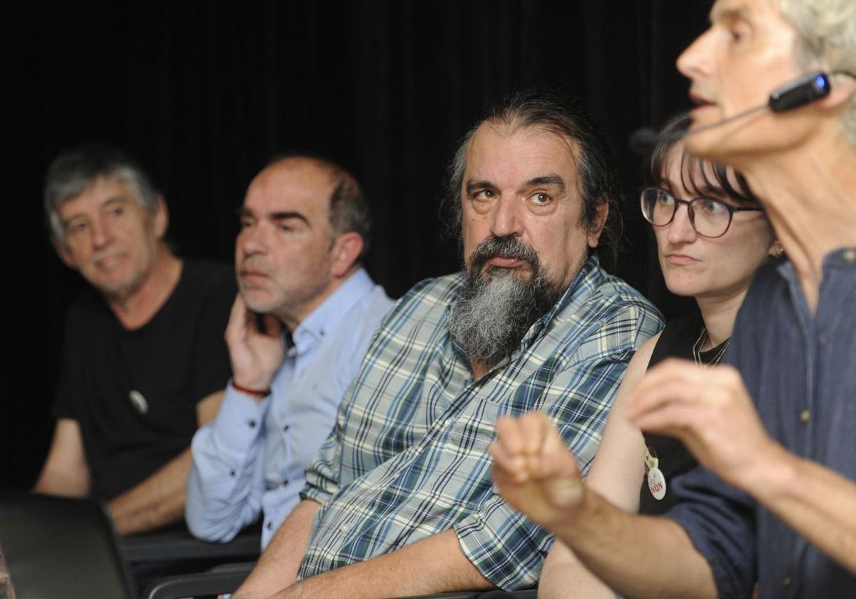 Xoán Castro, flanqueado por Xaquín Rubido, Ramón Barreiro, Mónica Cea e Xurxo Mouriño, durante a charla que os cinco impartiron onte no Círculo de Recreo de Lalín.