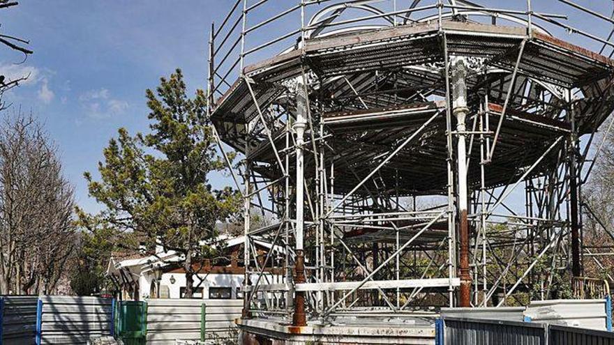 Las obras del kiosco de la música, paralizadas.