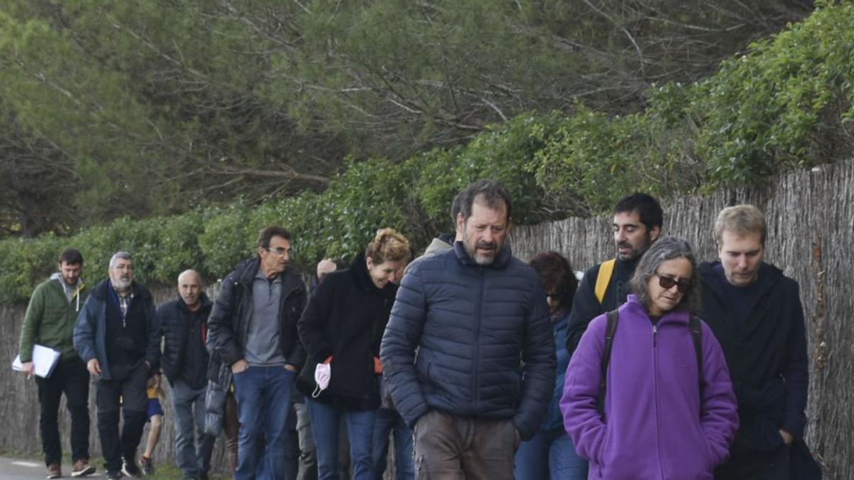 Participants travessant la carretera que va a Santpedor  | MIREIA ARSO
