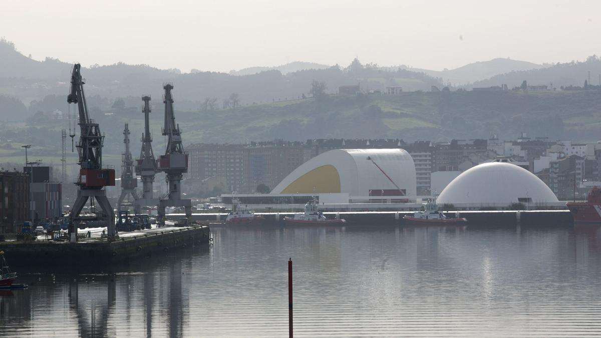 Actividad en los muelles avilesinos junto al Niemeyer.