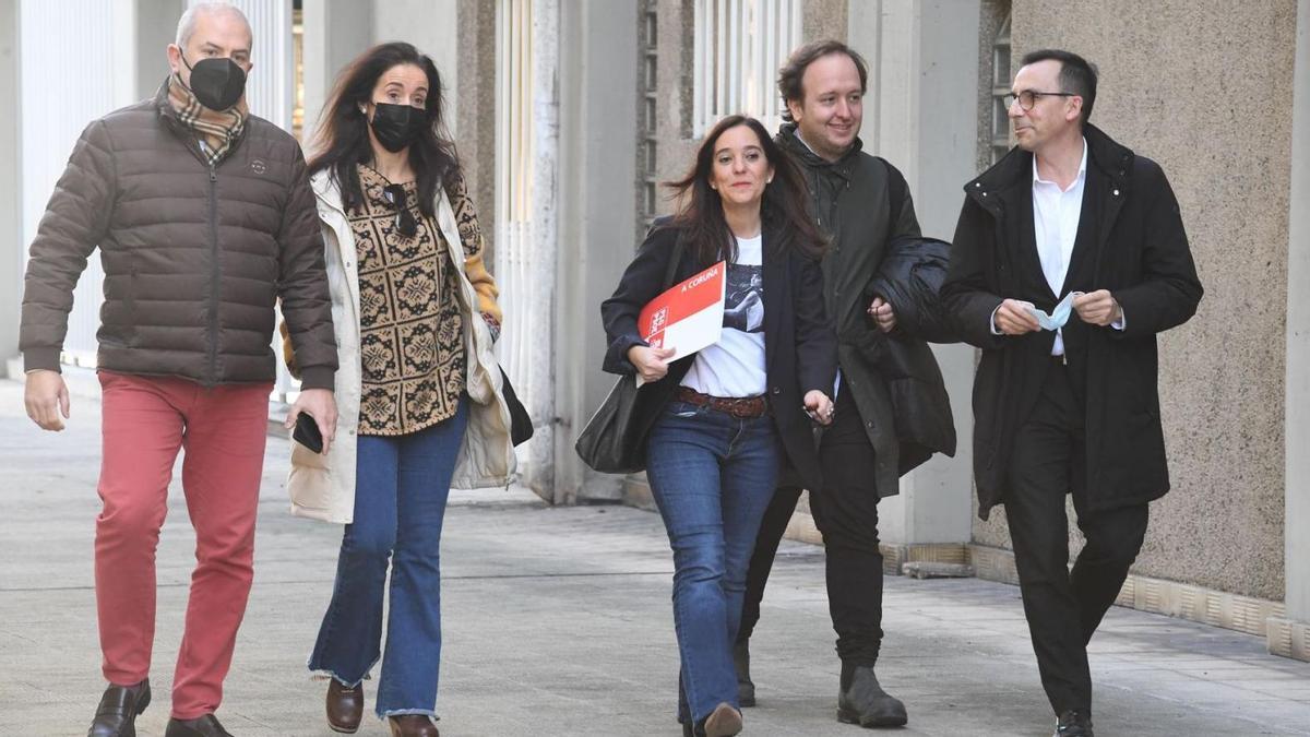 Gonzalo Castro, jefe de gabinete de Alcaldía; Yoya Neira, concejala de Benestar Social; Inés Rey, alcaldesa; Fran Díaz Gallego, asesor de urbanismo; y Santiago Roura, coordinador general del Concello, en la entrada de la Agrupación Socialista Coruñesa.