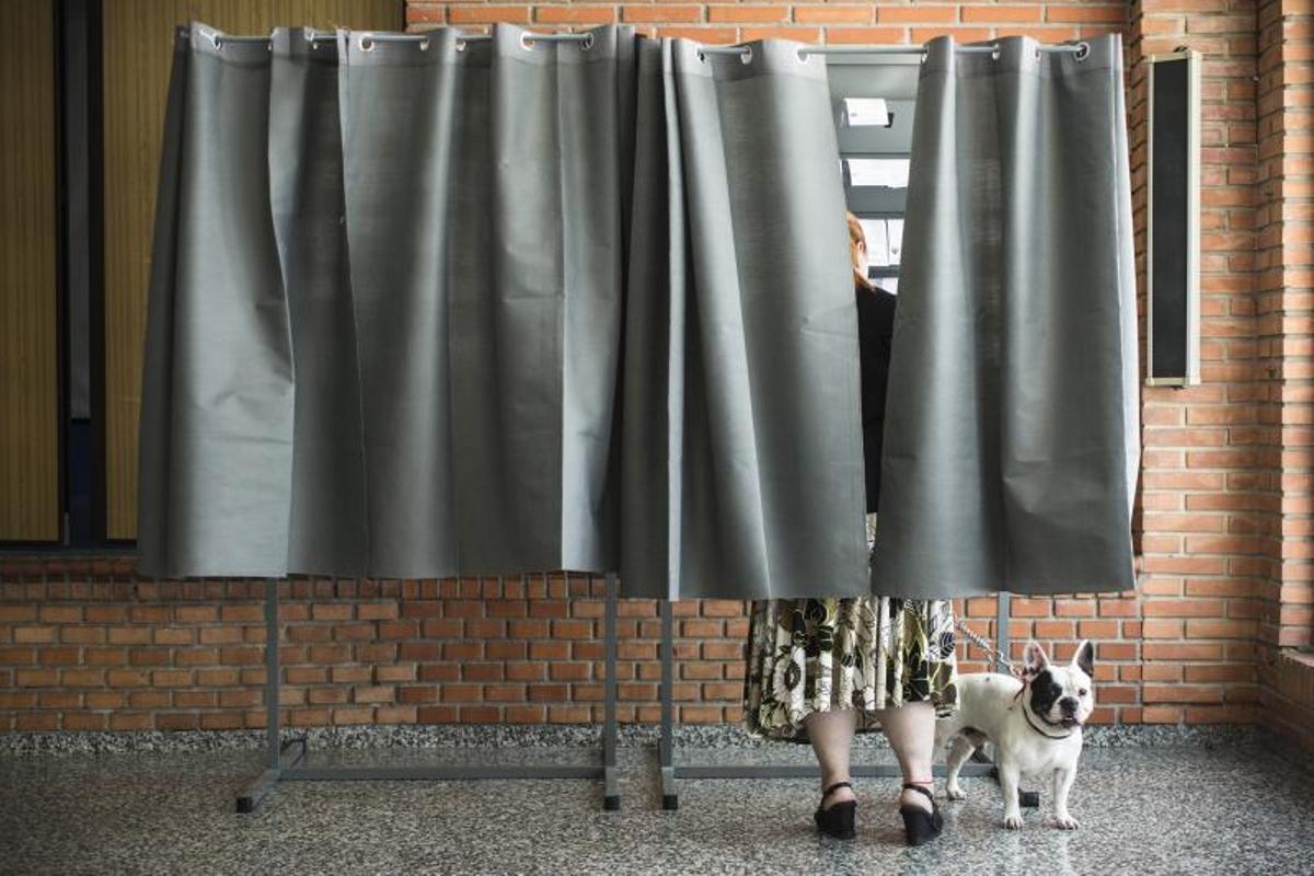 Una mujer en la cabina de un colegio electoral en Valencia durante las elecciones europeas de 2014.