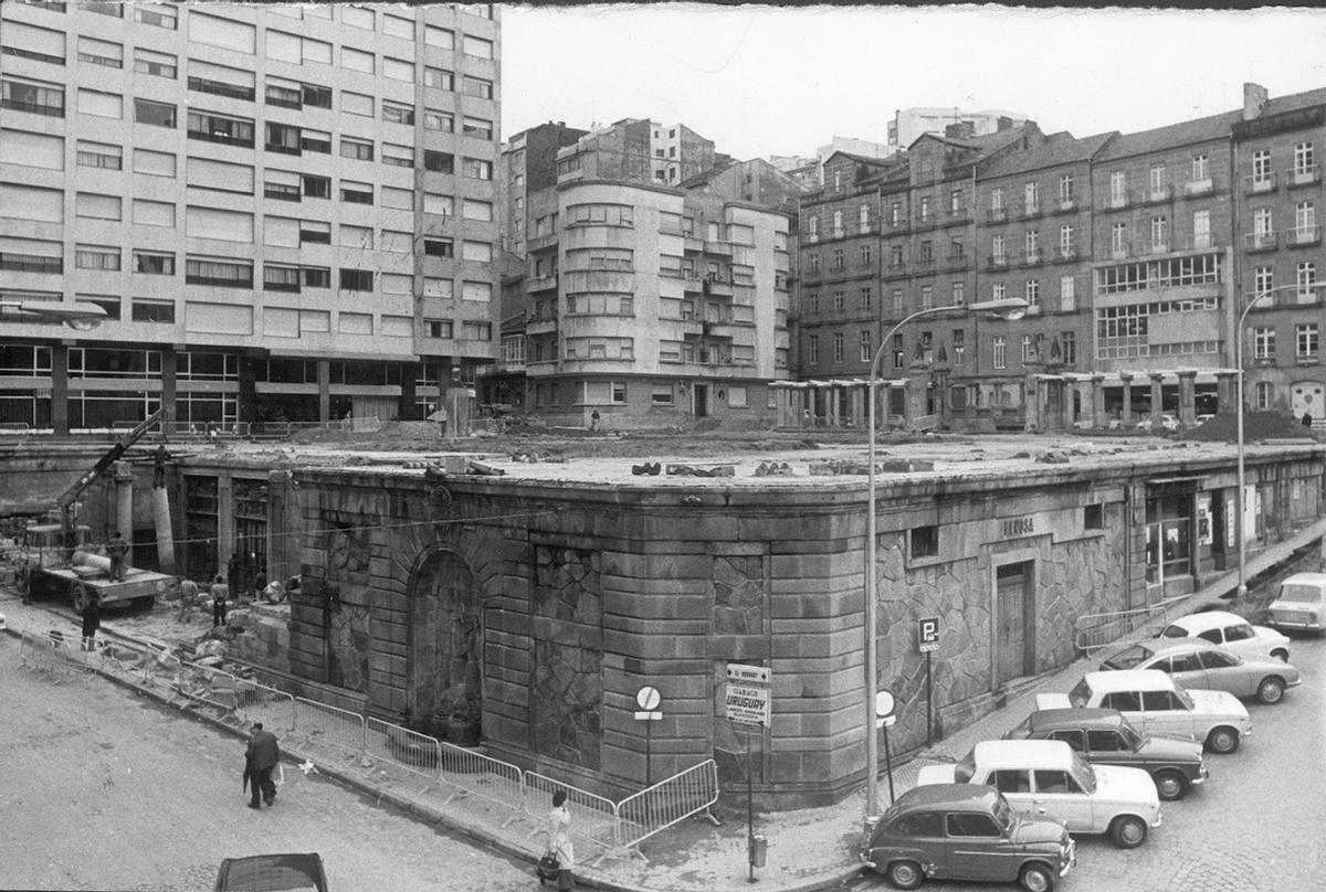 Obras de desmantelamiento de la Praza de Portugal para la construcción del parking, en 1974.