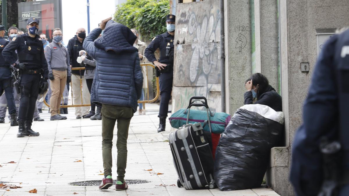 Agentes de la Policía Nacional durante el desalojo de los okupas del edificio de la Gran Vía en Vigo en noviembre del año pasado. / Alba Villar