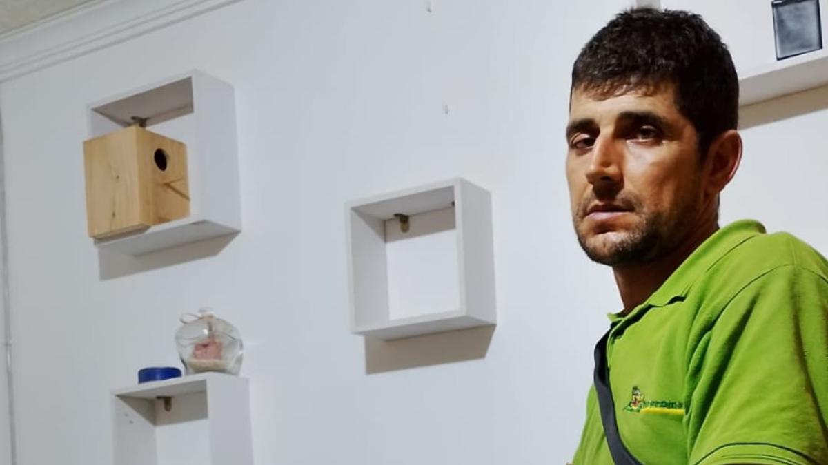 Moisés Macías, la semana pasada, antes del aplazamiento, haciendo la mudanza.