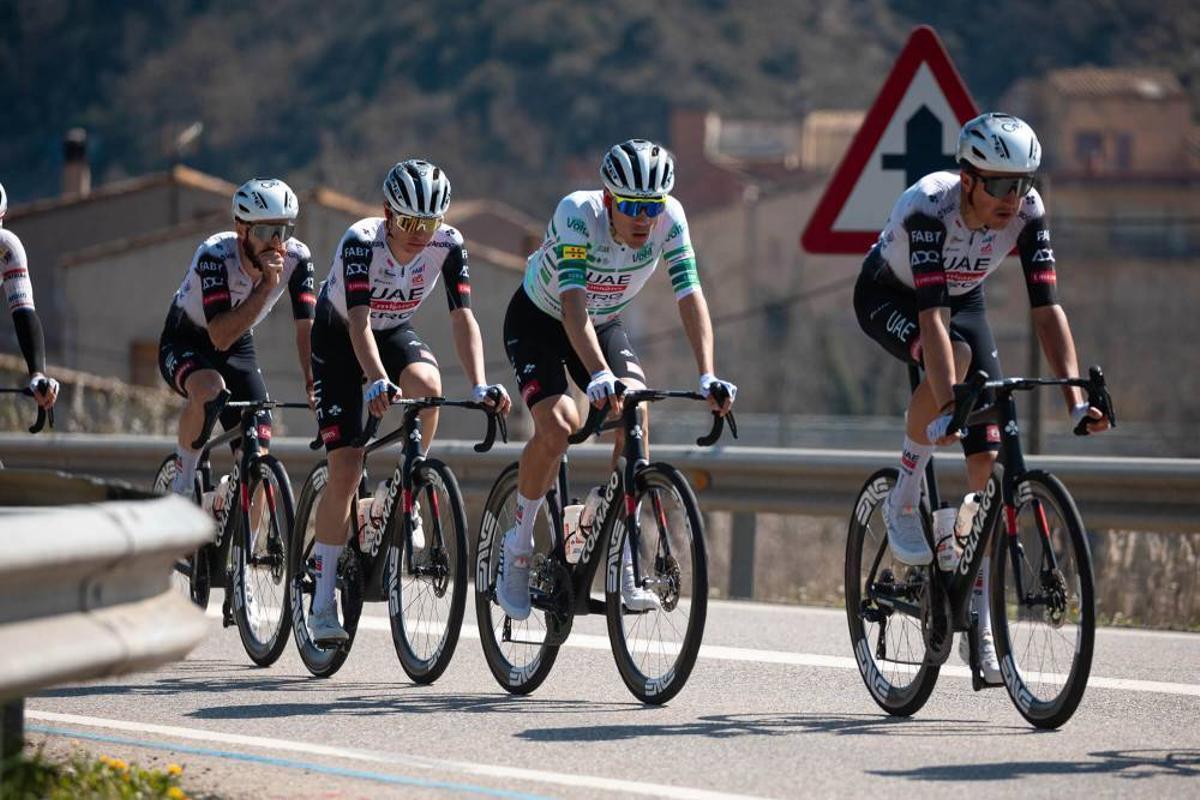 Juan Ayuso con el jersey de líder de la Volta rodeado por sus compañeros del UAE.