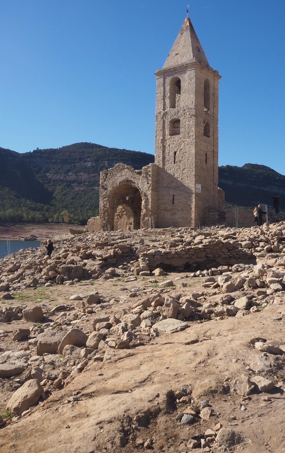 Turismo de sequía en el pantano de Sau.