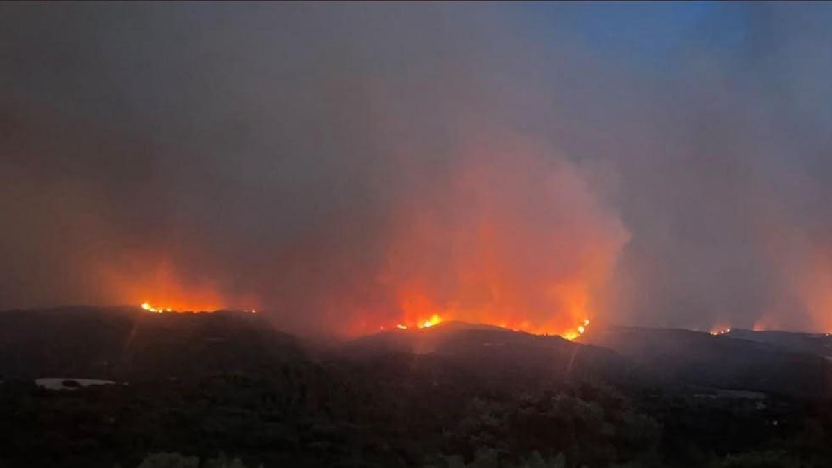 Vista del incendio desde Malpica de Arba, este miércoles por la tarde.