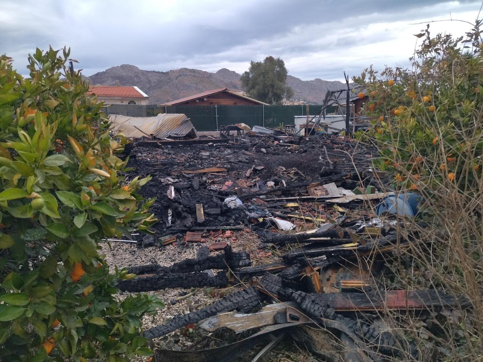 Así ha quedado la casa de madera devorada por el fuego en Benidoleig y donde murió un vecino