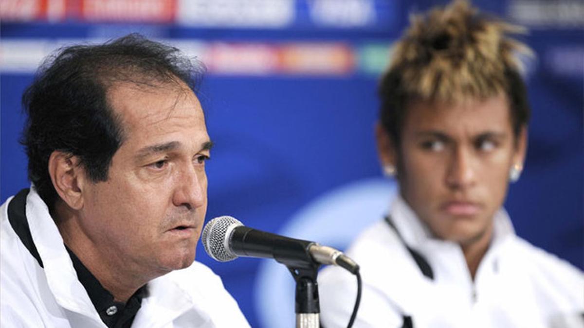 Ramalho y Neymar durante una rueda de prensa del Santos