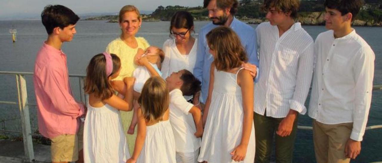 Paloma Blanc, con su hija menor (Palomita) en brazos, en Luanco, rodeada por (empezando por la izquierda), Guille, Rocío, Martina, Rodrigo, Lucía (con gafas), su marido, Guillermo Hilla; Alejandra, Álvaro y Gonzalo.