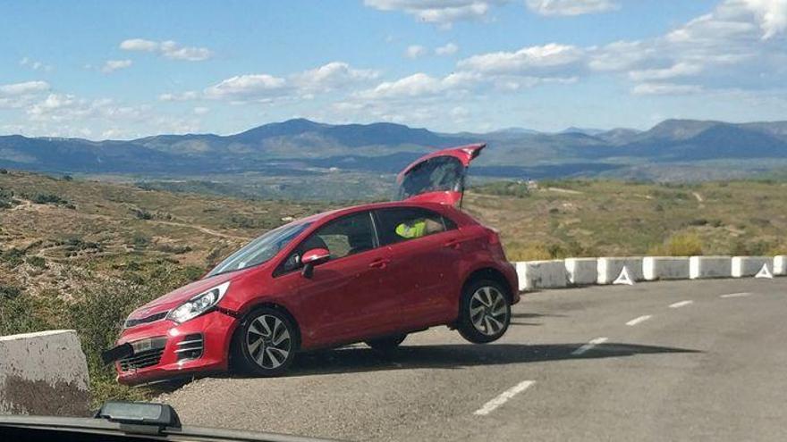 Un vehículo se sale de la carretera en Altura y está a punto de caer por el barranco