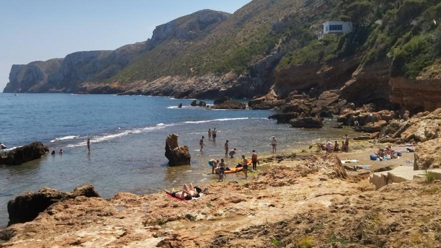 Chiringuitos y terrazas llenas y chapuzón en la playa: veraniego Día del Trabajo en Dénia