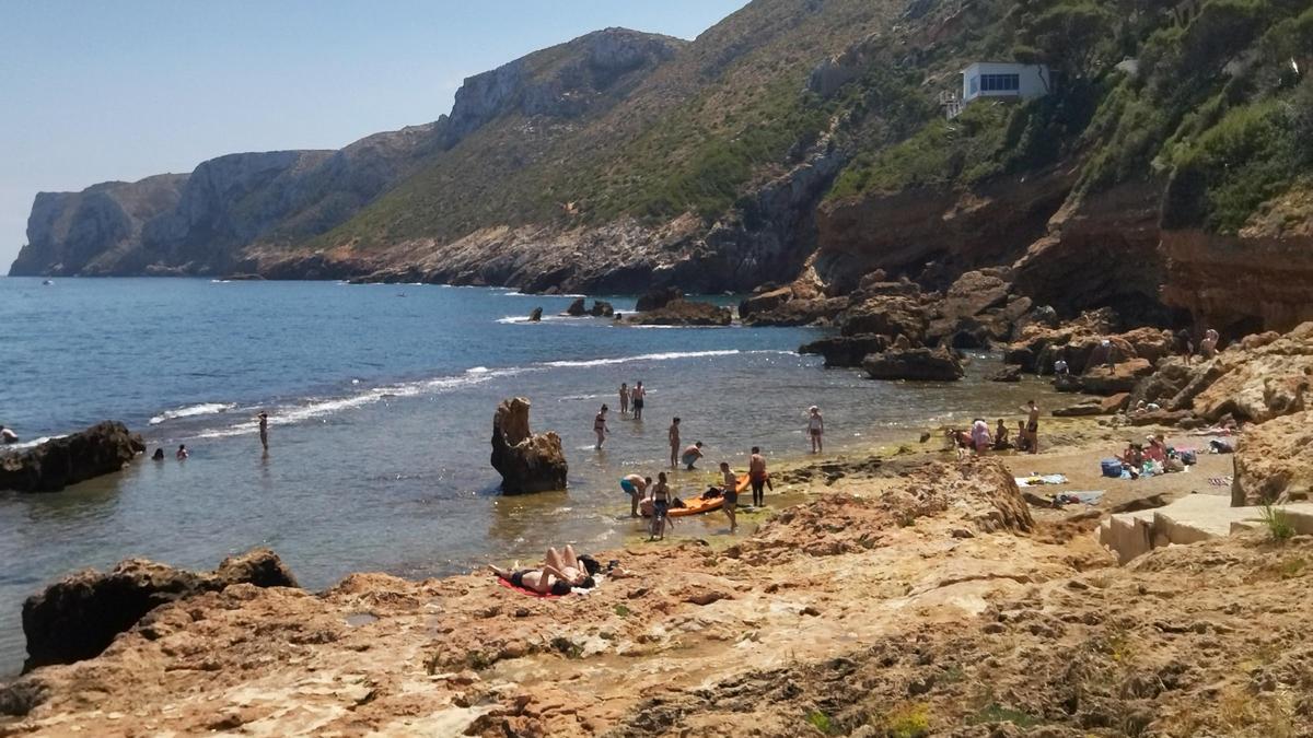 La playa de les Arenetes, en les Rotes de Dénia, esta mañana