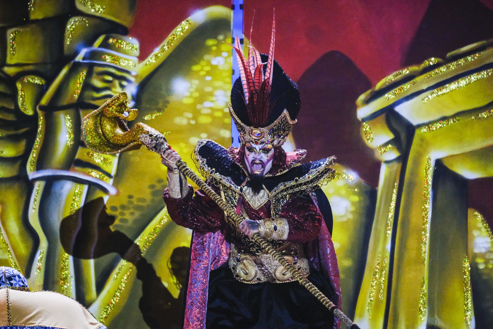 Número 2. Drag Hefesto (Yeremi González Hernández) Con el patrocinio de Ángel Díaz Tattoo y un diseño de Néstor Santana presenta el espectáculo ¡Uf! ¡Qué mal genio, guapa!