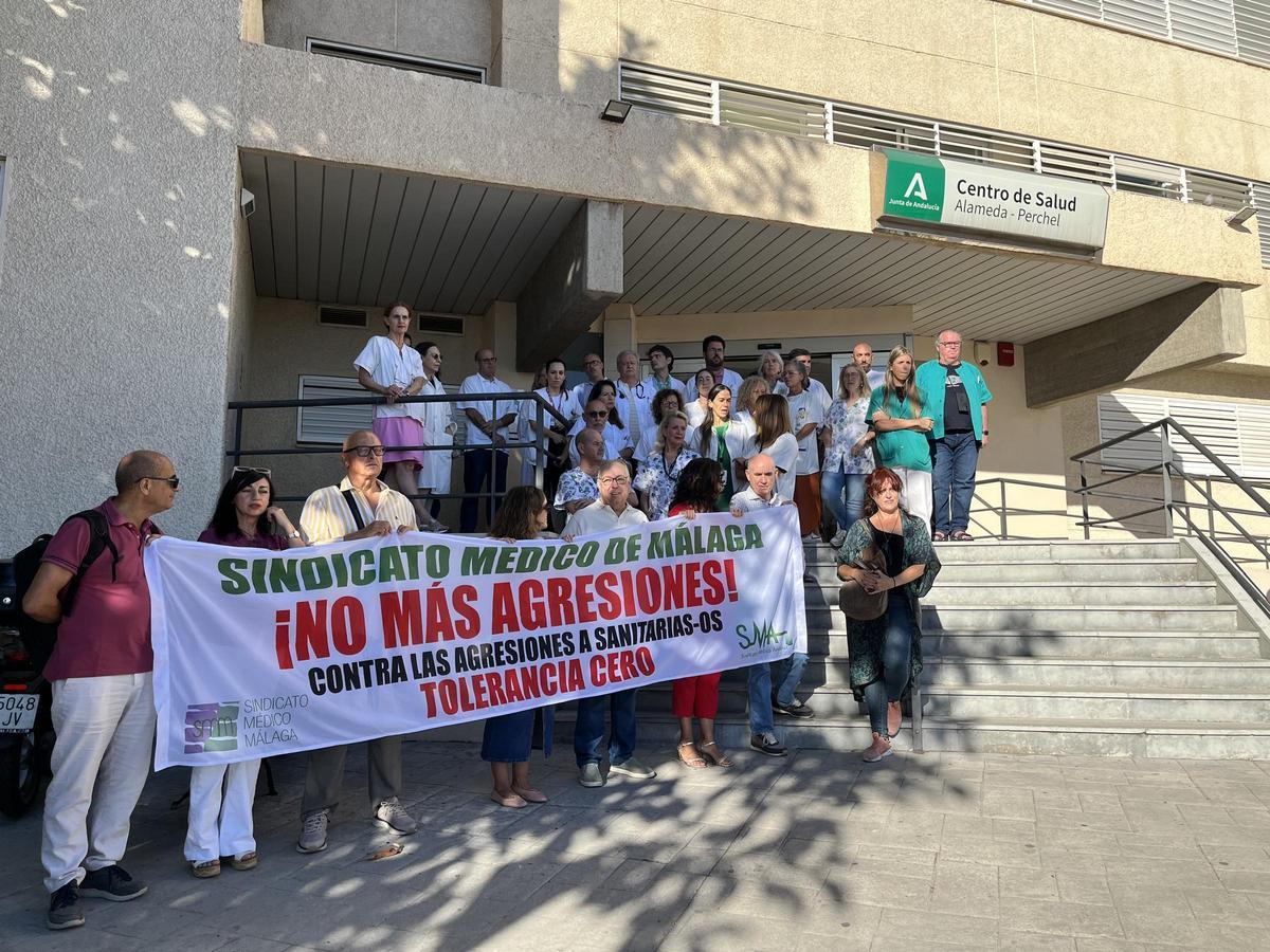 Concentración de médicos en el centro de salud Alameda Perchel para condenar la agresión a una facultativa