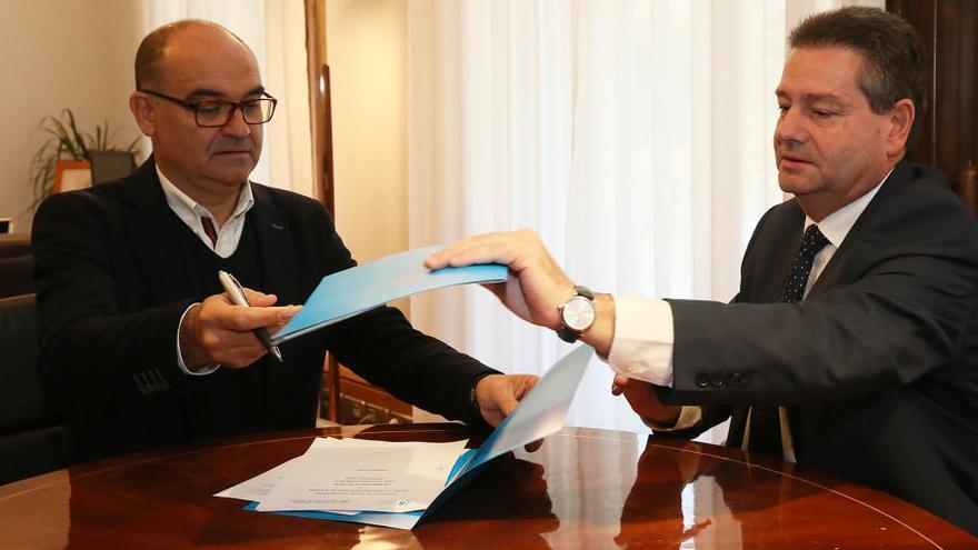 Manuel Palomar y Francisco Sáez firmando el convenio