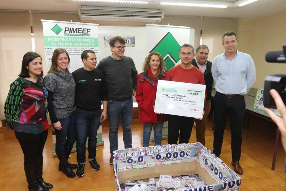 El propietario de Instalaciones Eléctricas Vicent Ferrer se mostró «muy contento» de haber podido entregar el premio