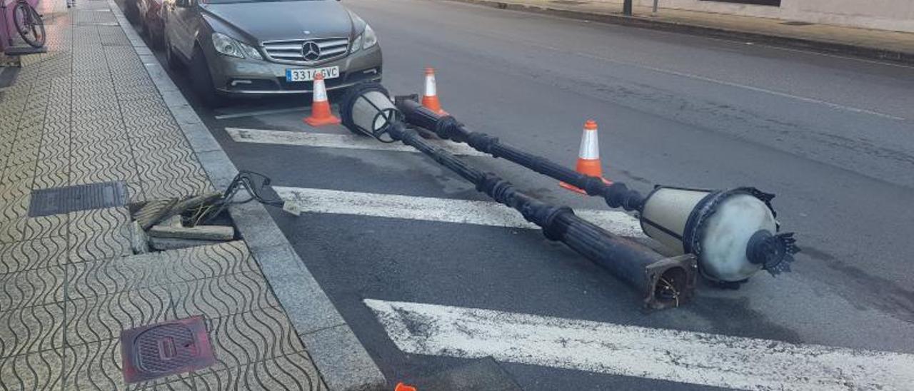 Operarios, ayer, cambiando la instalación eléctrica. |  FDV