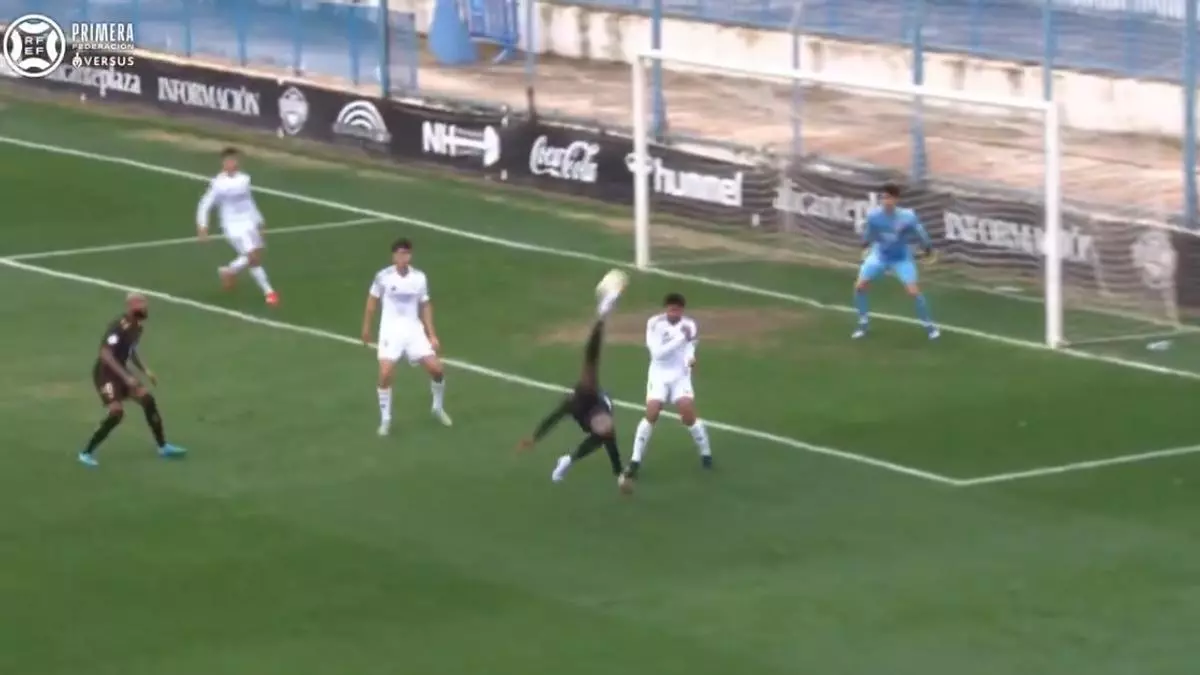 Un ex del Dortmund le marca al Castilla de Ra迆l con una chilena espectacular