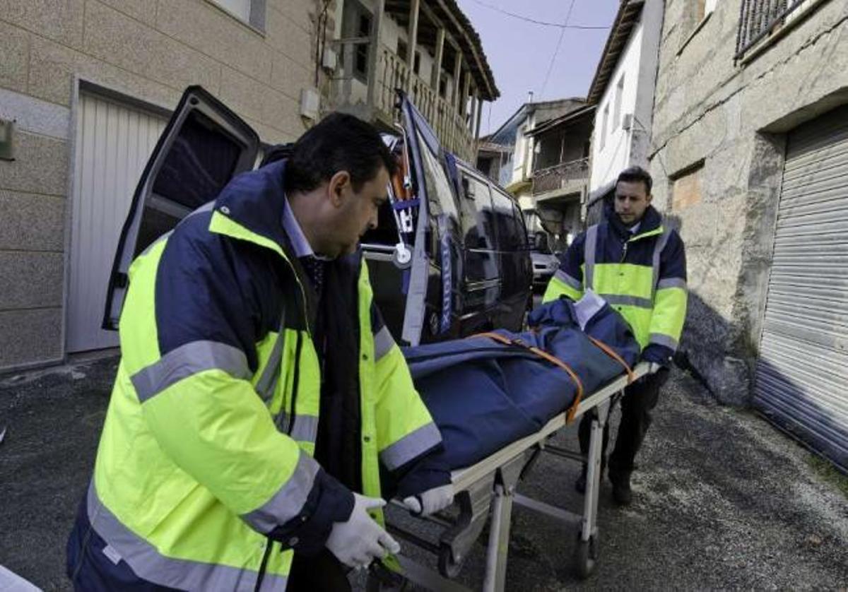 La policía traslada el cuerpo de un matrimonio que se suicidó en Vilardevós (Ourense). / brais lorenzo