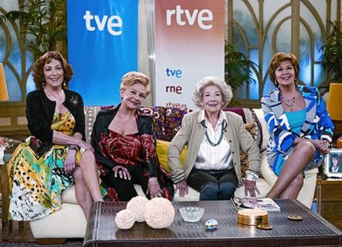 Les ’chicas de oro’ Carmen Maura, Lola Herrera, Alicia Hermida i Concha Velasco, ahir, en la presentació. Les ’chicas de oro’ Carmen Maura, Lola Herrera, Alicia Hermida i Concha Velasco, ahir, en la presentació.