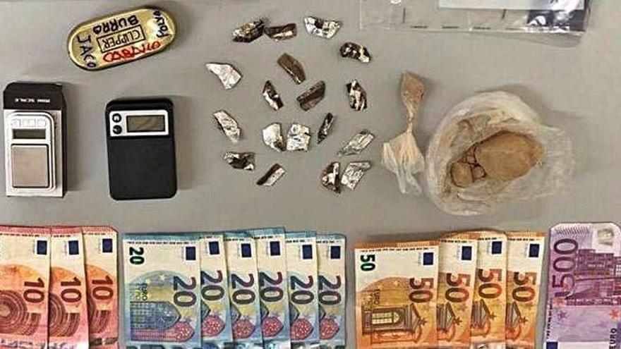 Dinero, drogas y otros objetos incautados por la Guardia Civil.