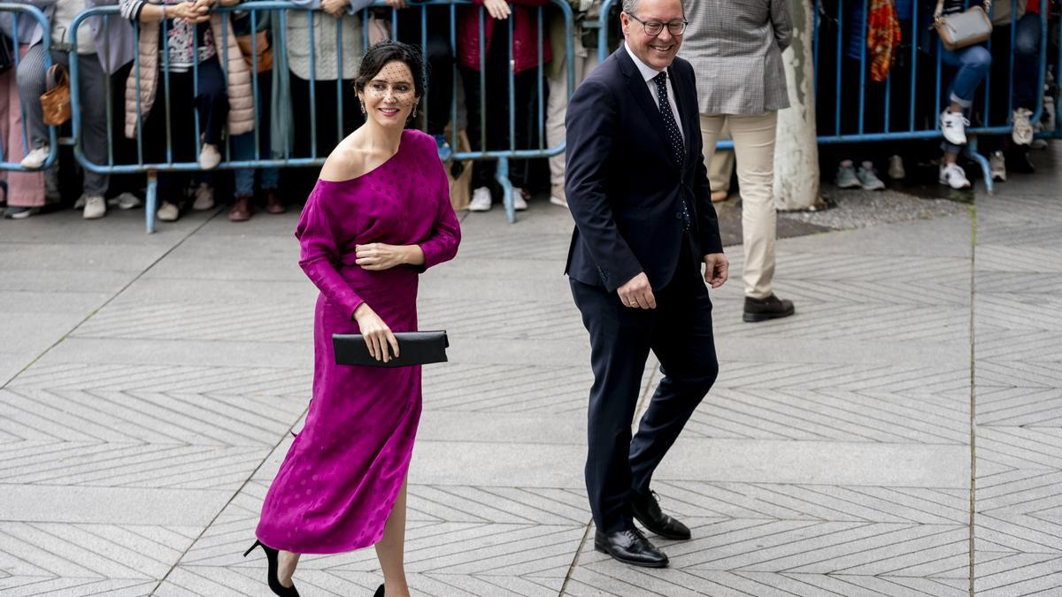 La presidenta de la Comunidad de Madrid, Isabel Díaz Ayuso, vestida de Vicky Martín Berrocal en la boda del alcalde.