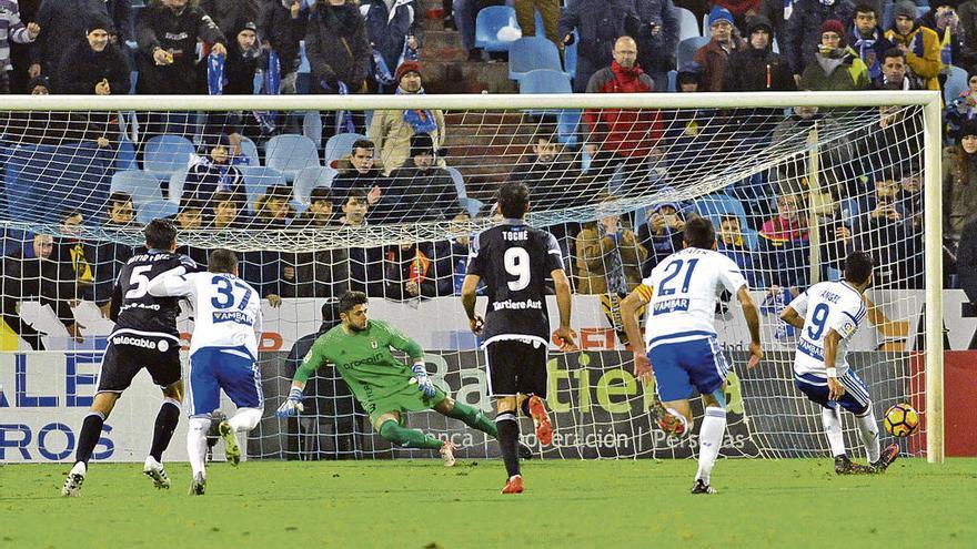 Arriba, Ángel en el momento del lanzamiento del penalti que supuso el segundo gol maño. A la izquierda, Toché ante Marcelo Silva y José Enrique.