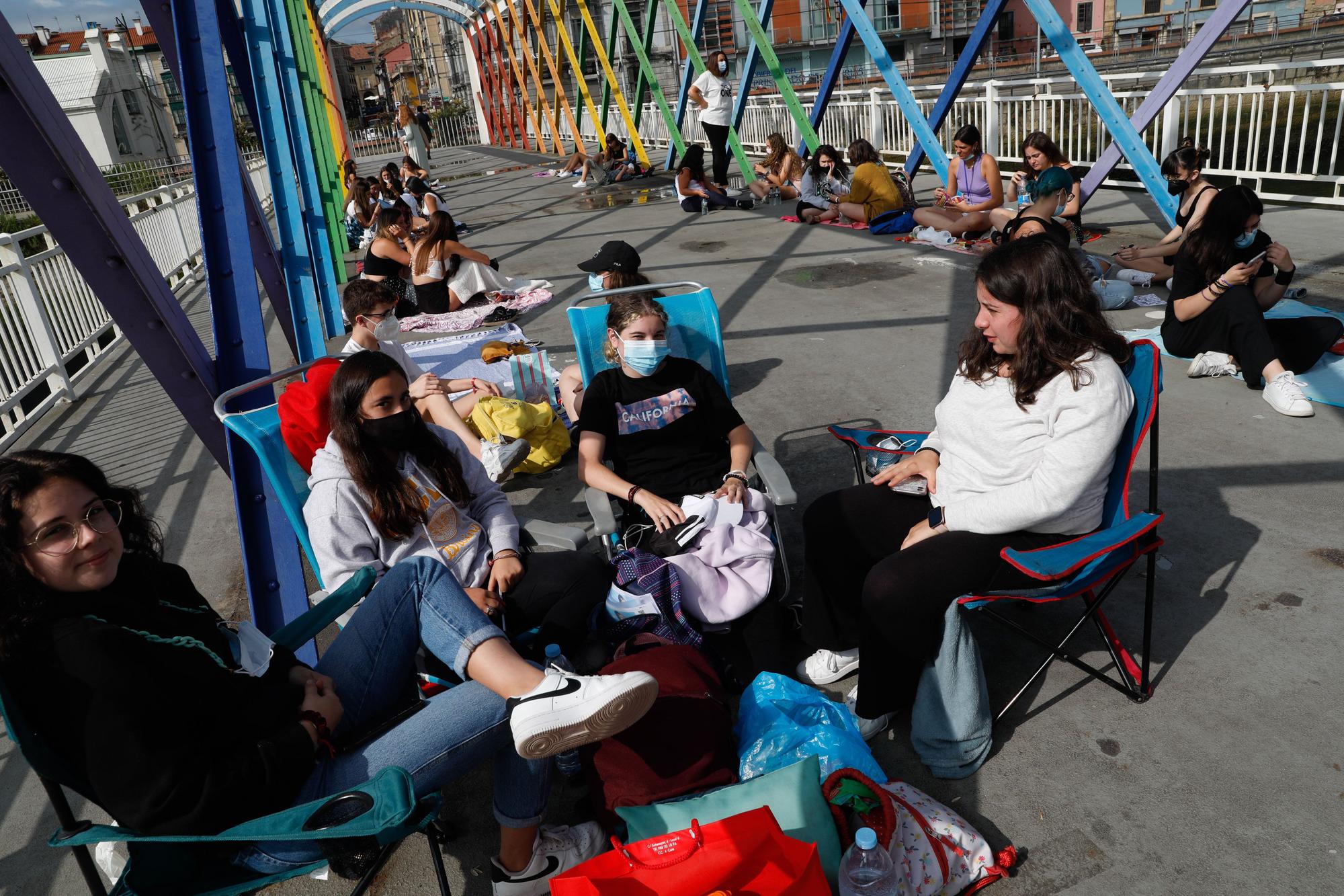 Las fans de Aitana duermen en la calle para ser las primeras en entrar al concierto en Avilés