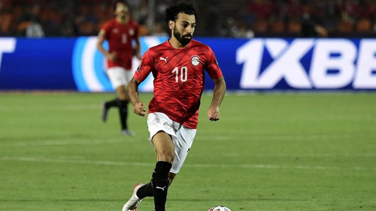 Salah conduciendo en el debut de Egipto