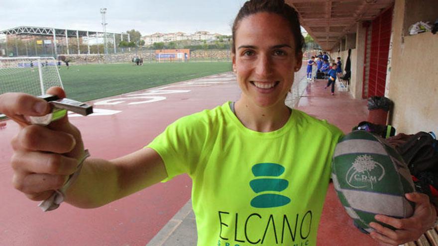 Alhambra Nievas, con su silbato y un balón, en el campo de rugby de la Universidad de Málaga.