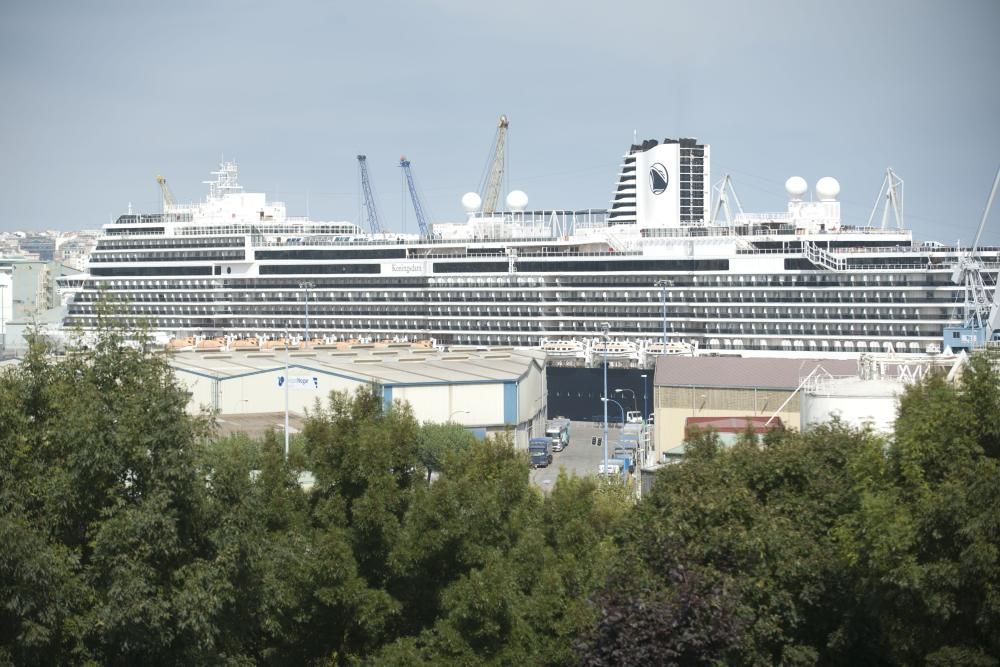 La ciudad registra un nuevo récord de visitantes, entre turistas y tripulación, con el atraque de 'Independence of the Seas', 'Koningsdam' y 'Mein Schiff' en el puerto de A Coruña.