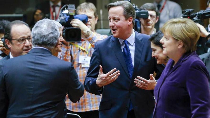 De izquierda a derecha, el presidente François Hollande, el primer ministro James Cameron y la canciller Angela Merkel, ayer en Bruselas.