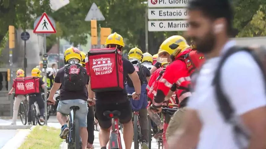 Los Bombers se manifiestan con una bicicletada en Barcelona