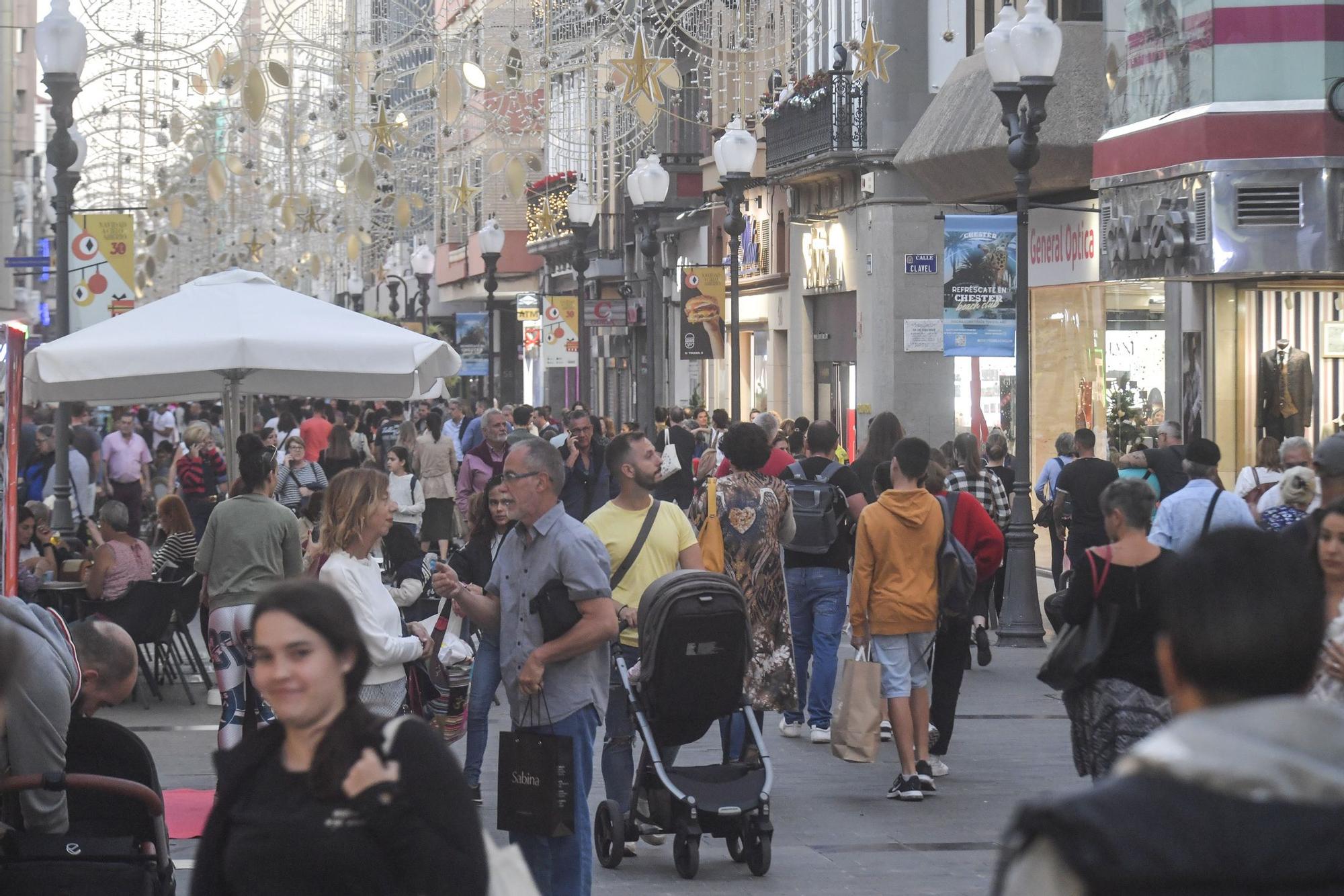 Gente en la zona comercial de Triana en el día previo a la Nochebuena