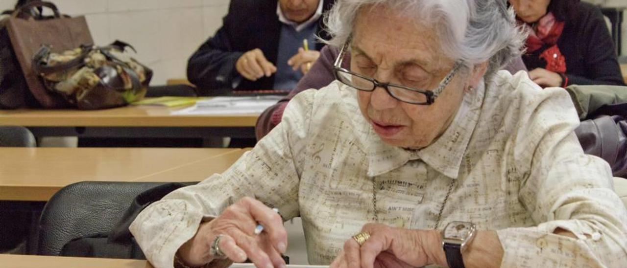 Una alumna del programa Entrena tu Mente calculando con el ábaco.