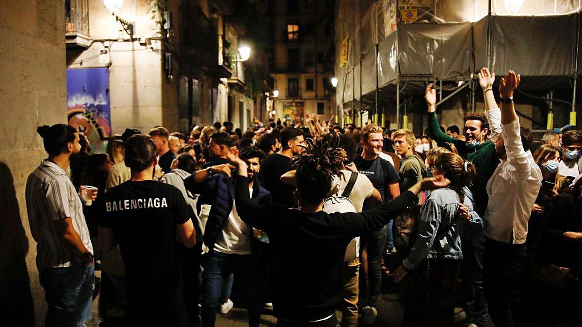 Cientos de personas de botellón en el paseo del Born, en Barcelona.  | KIKE RINCÓN/EUROPA PRESS