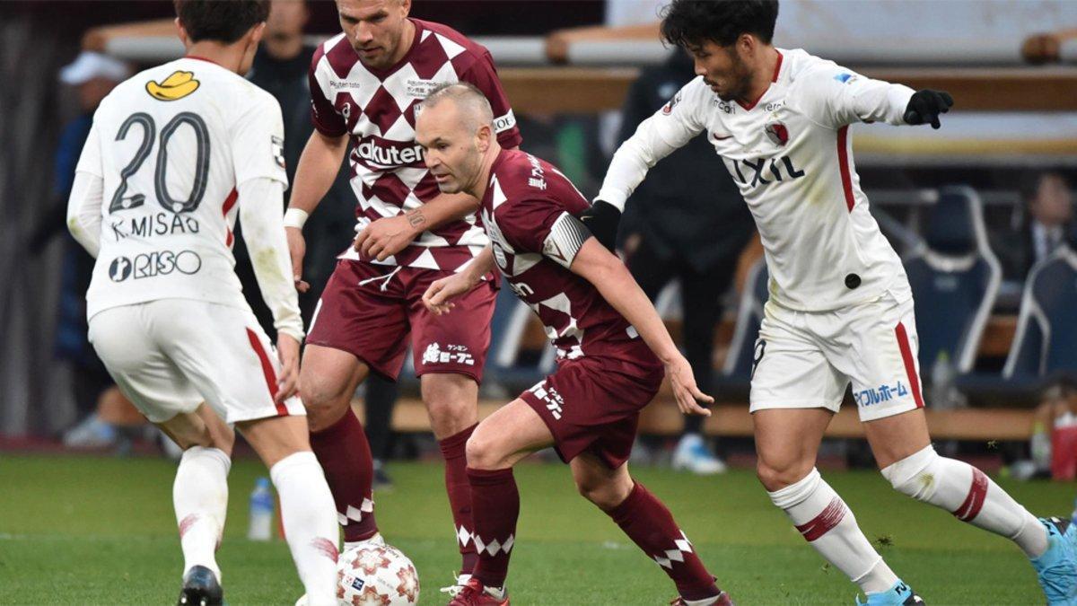 Andrés Iniesta (centro) durante la final de la Copa Emperador 2020 entre el Vissel Kobe y el Kashima Antlers que ganó el conjunto del español