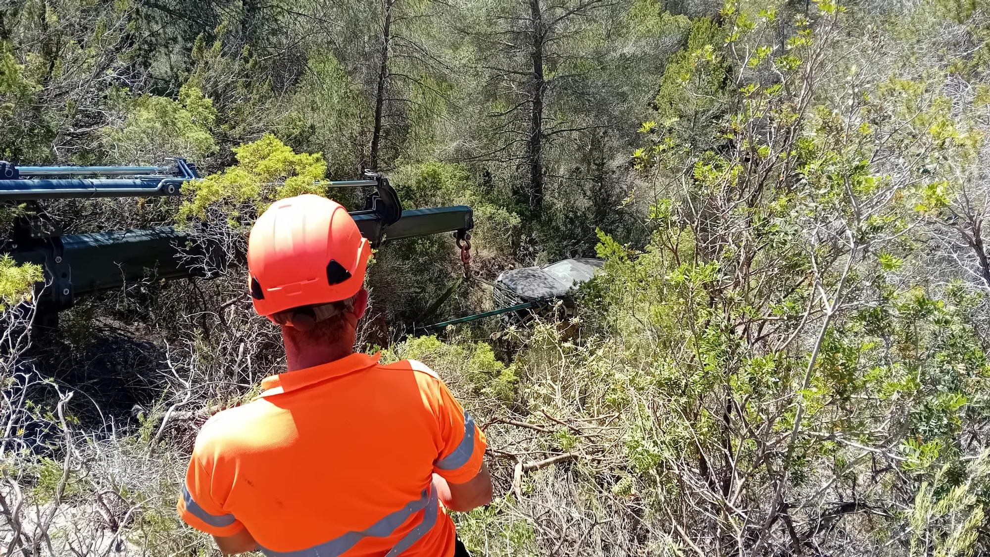Galería: Rescatan un coche que había caído por un barrando de 28 metros en Ibiza