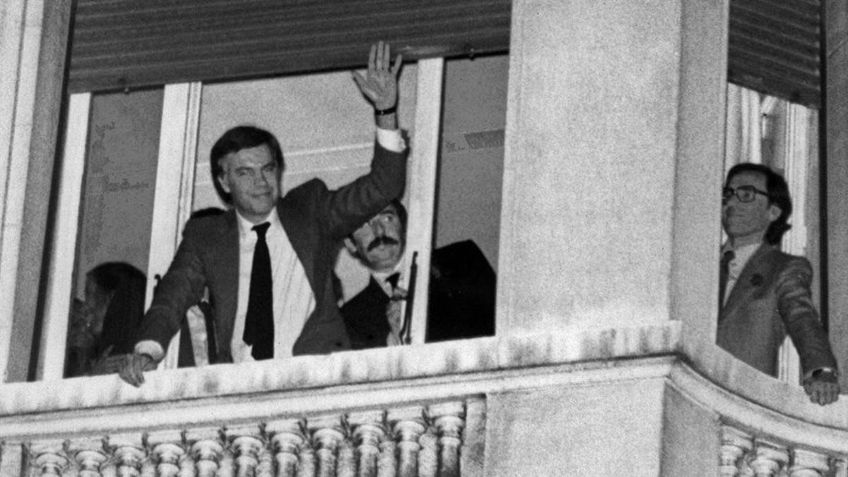 Felipe González y Alfonso Guerra saludan desde el balcón del hotel Palace de Madrid tras la histórica victoria electoral del 28 de octubre de 1982.