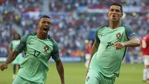 Cristiano Ronaldo celebra el segundo gol de Portugal, en Lyon