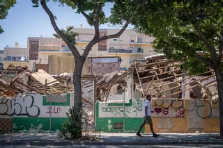 Barcelona desaloja a los últimos habitantes de las Casas Baratas en ruinas del Bon Pastor