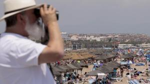 Imagen de la playa de la Malvarrosa (Valencia) en julio, con gran presencia de turistas.