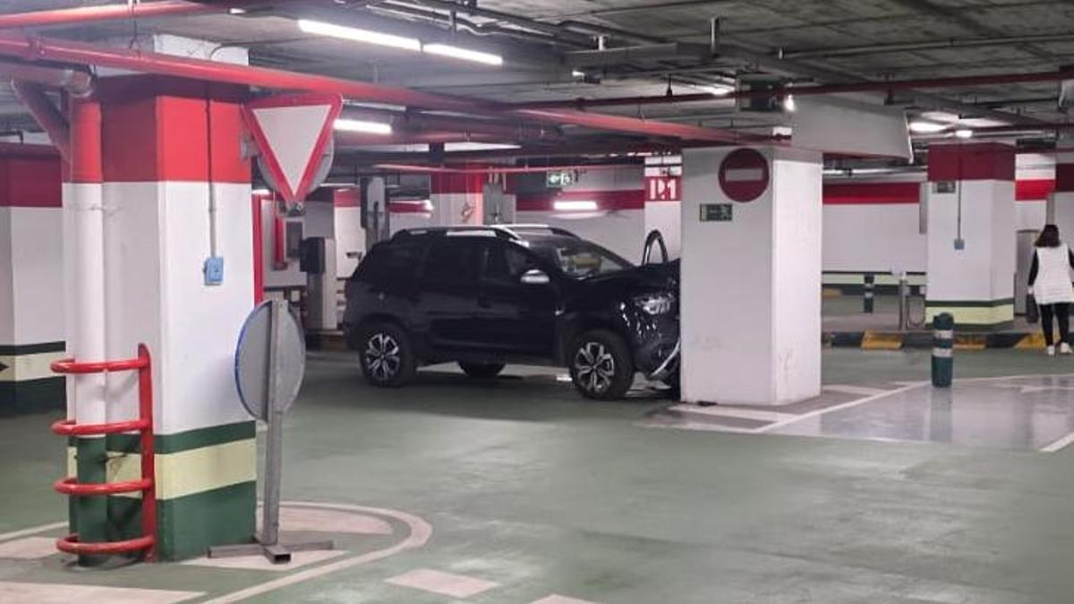 Un coche se empotra contra un pilar en un aparcamiento de València