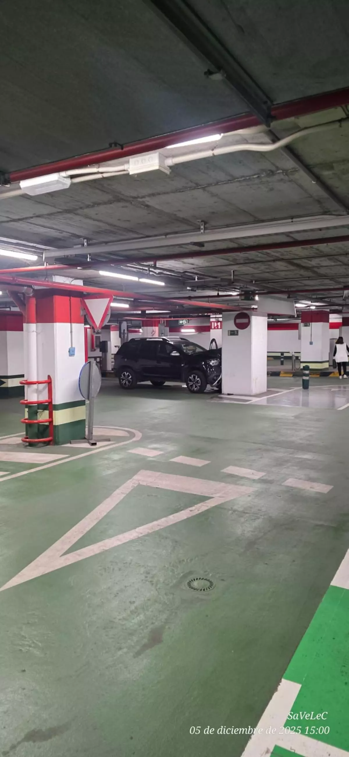 Susto en un aparcamiento subterráneo de València: Pierde el control del coche y se empotra contra uno de los pilares