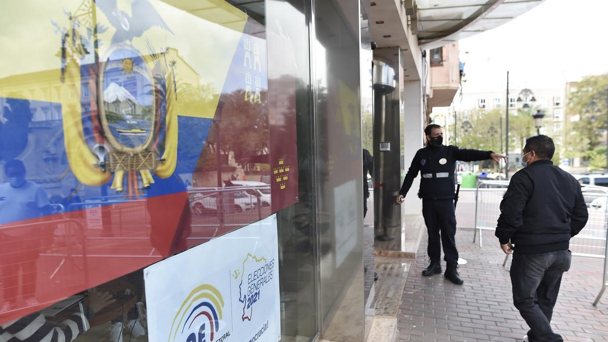 Los ecuatorianos residentes en la Región votan en la segunda vuelta de las elecciones de su país