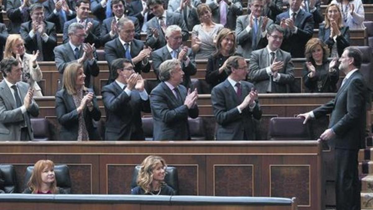 Los diputados del PP aplauden a Rajoy, ayer, en un momento del debate.